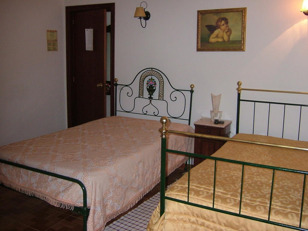"O Viajante" Low Cost Hotel Estremoz Quarto foto